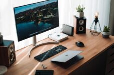 silver imac on brown wooden desk