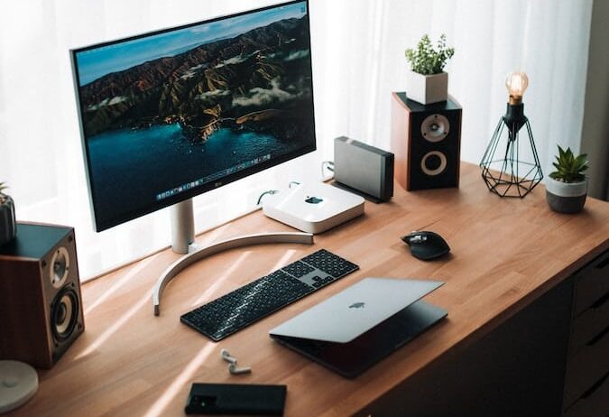 silver imac on brown wooden desk