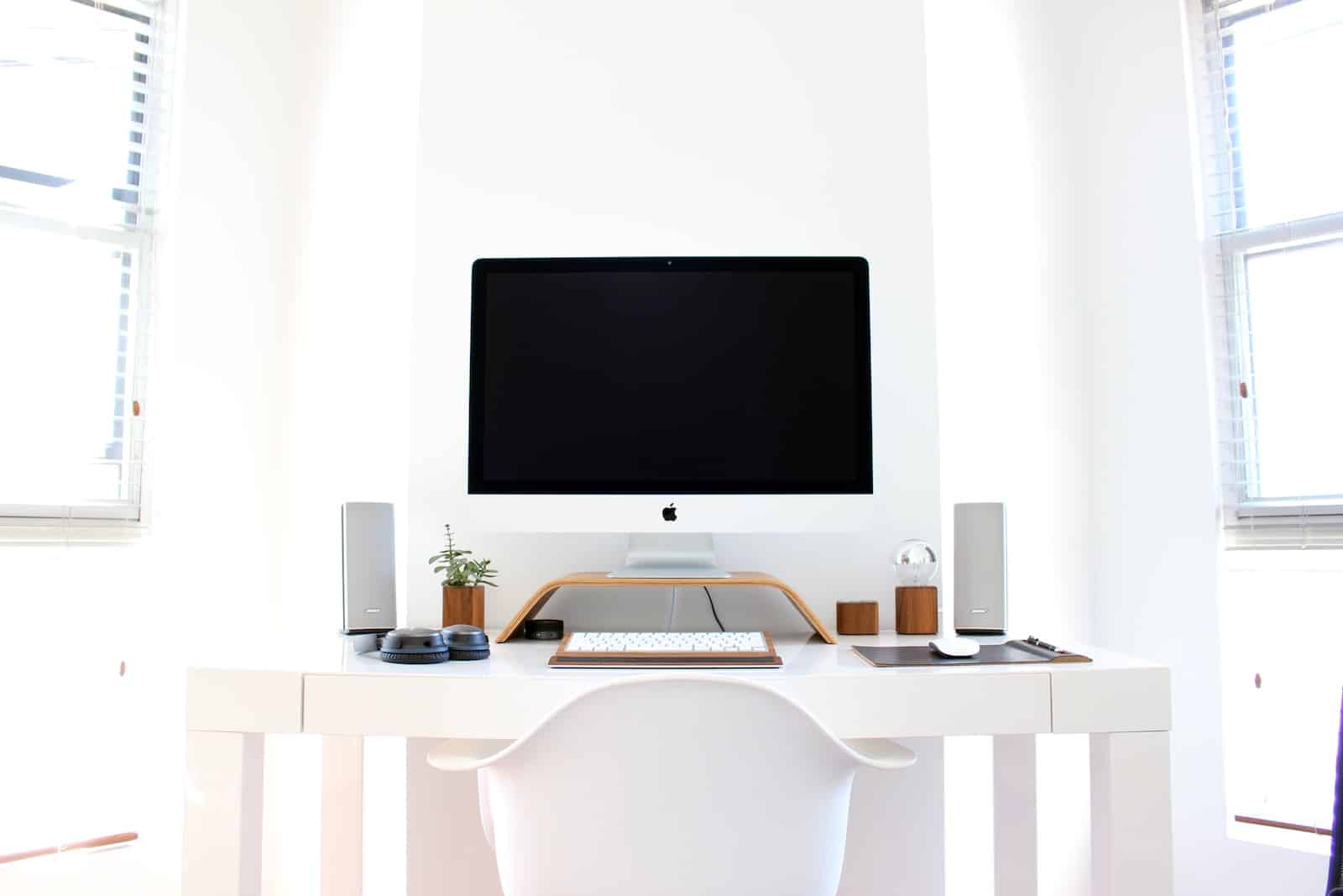 iMac on top of table - good cable management, no cables visible